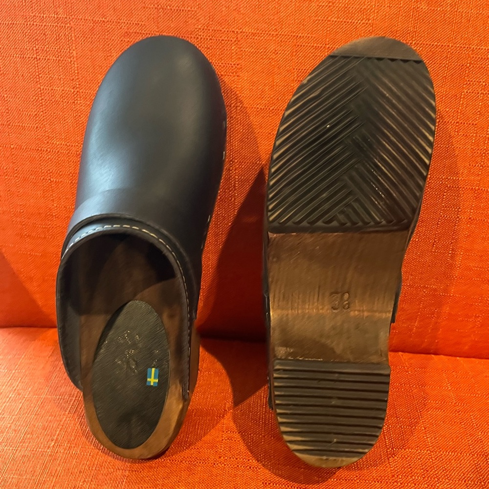 Navy blue clog